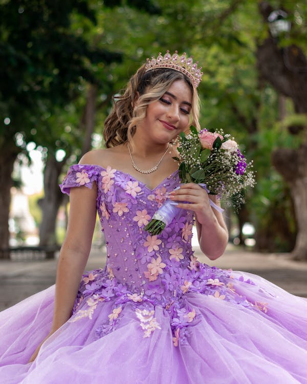 free-photo-of-young-woman-in-a-purple-dress-with-a-bouquet-of-flowers